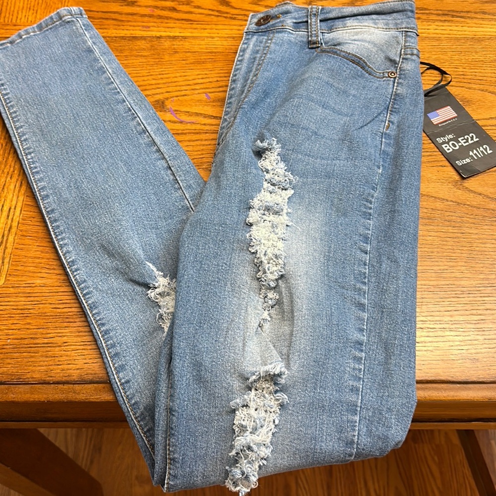 NWT ! B.O.B. Jeans 11/12 distressed, skinny